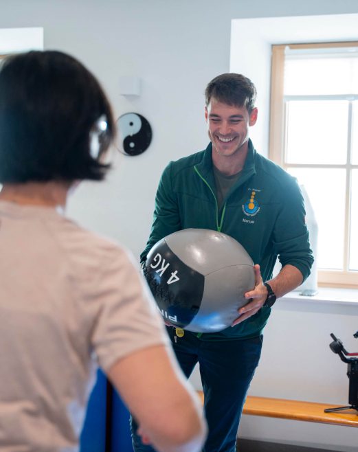 Therapeutisches Training im Gesundheitszentrum Radstadt mit Medizinball und Anleitung.